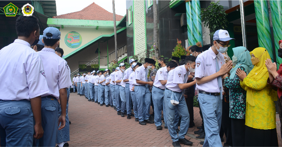 Sambut Siswa Hari Pertama Masuk  Dengan 5-S Dan Halal-Bihalal