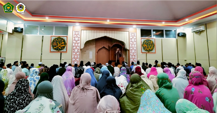 Santri Mahad Darul Hikmah Melakukan Salat Gerhana Bulan